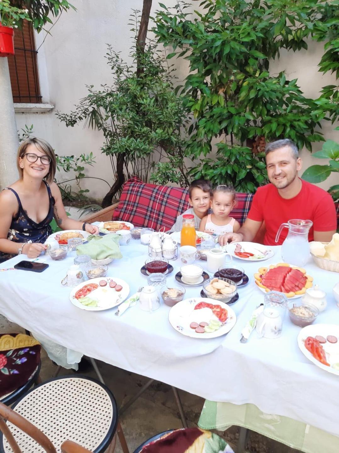 Vrenjo Guesthouse Гирокастра Экстерьер фото